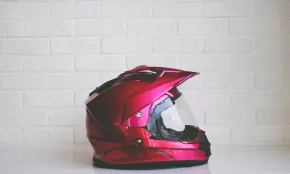 Photo d'un casque de moto rouge