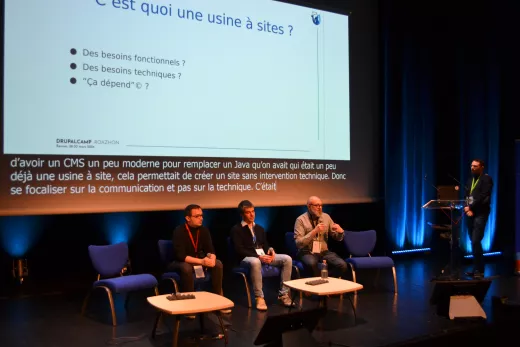 Photo des participants de la table-ronde usine à sites