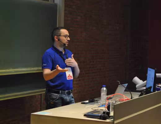 Florent Torregrosa présentant le sujet SDC & Form API